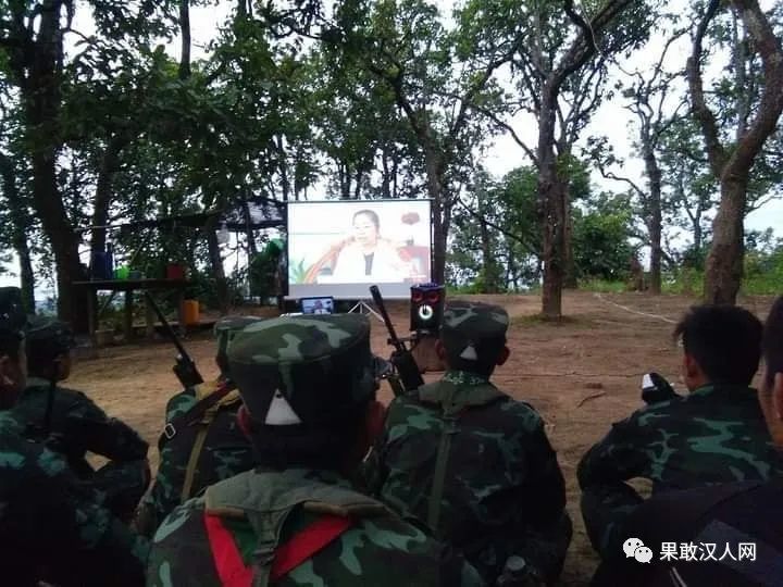 南掸邦军在丛林里看电影 部分士兵在战壕睡觉