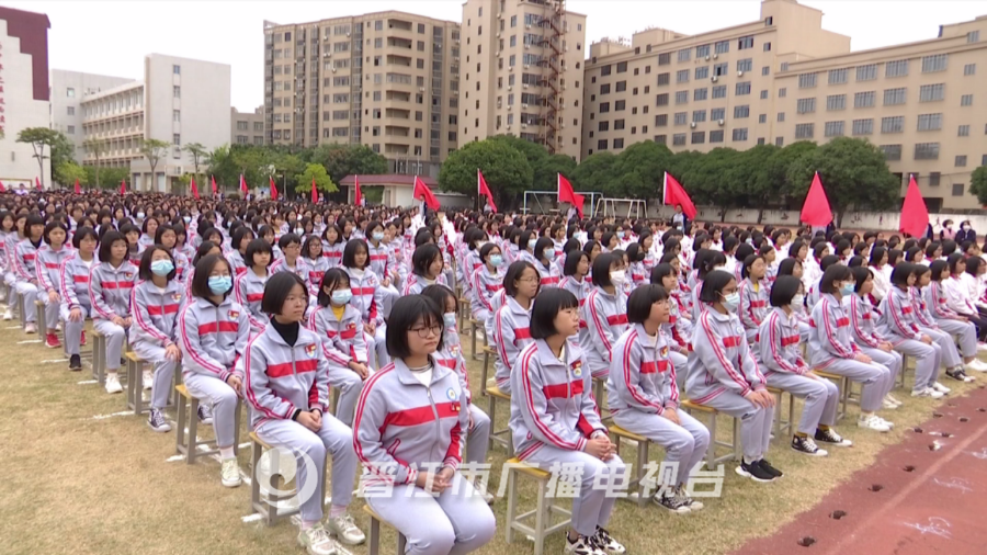 据了解 因为篮球教育特色鲜明,成效显著 紫峰中学被授予