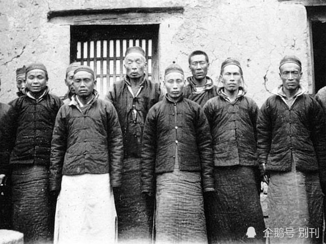 1920年华北大旱赈灾老照片,老百姓排队领粮食