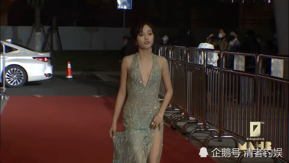 一笑就露牙龈的女星吴宣仪青鸟造型好像人鱼公主华丽美艳高贵