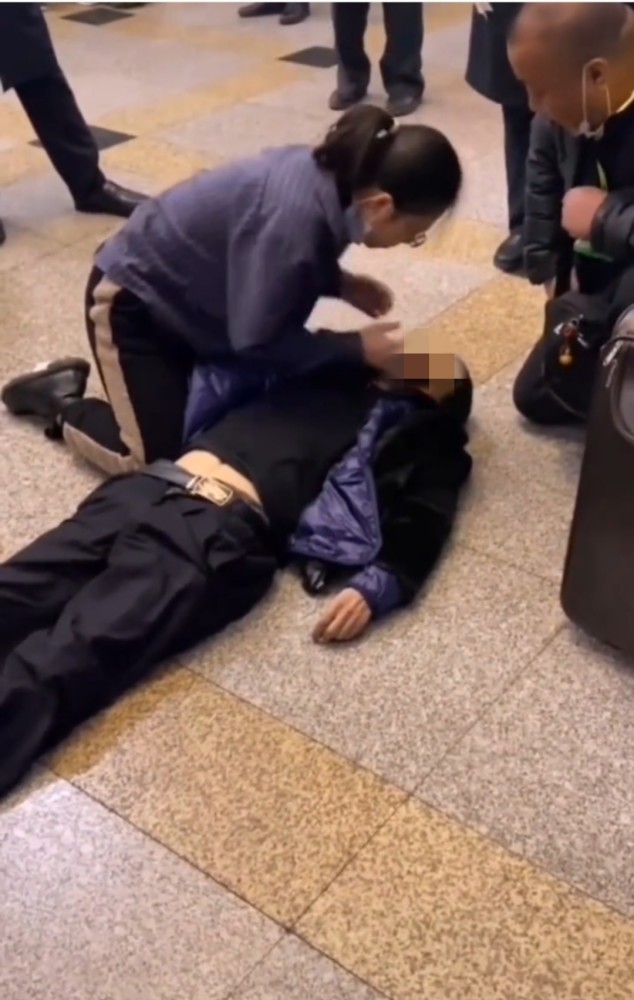 女子拽人口罩_戴口罩的人简笔画(2)