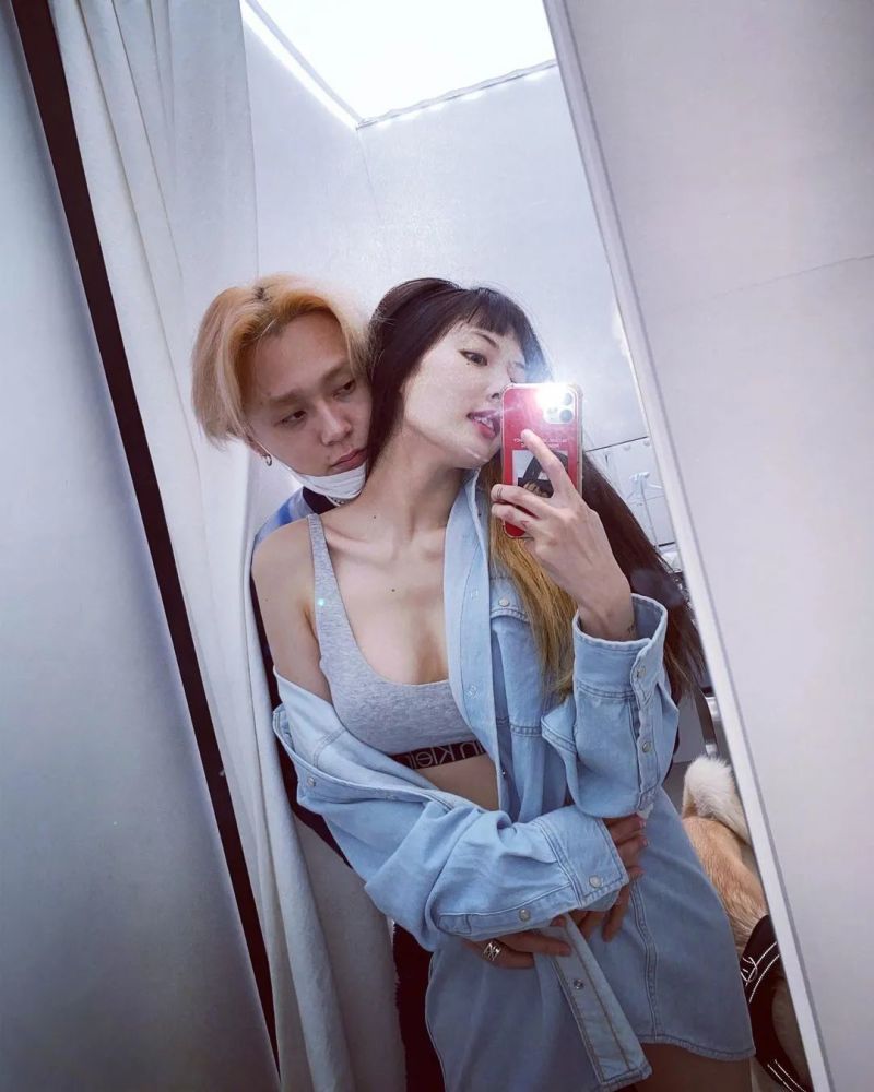 泫雅频发性感大尺度照,内衣外穿,更衣室情侣照让人惊呼"太辣了"!