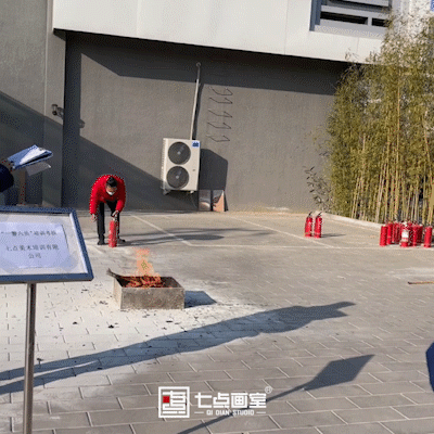 防患于未“燃丨七点画室“一警六员”消防实训 防患于未“燃丨七点画室“一警六员”消防实训