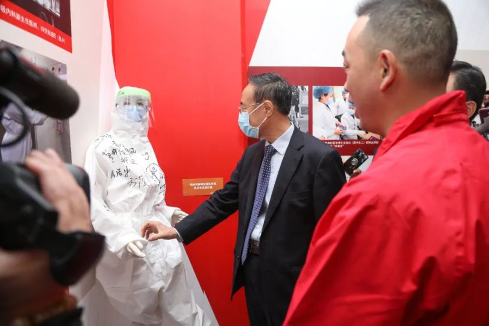 潮州市援鄂医疗队队长孙华锋介绍抗疫故事