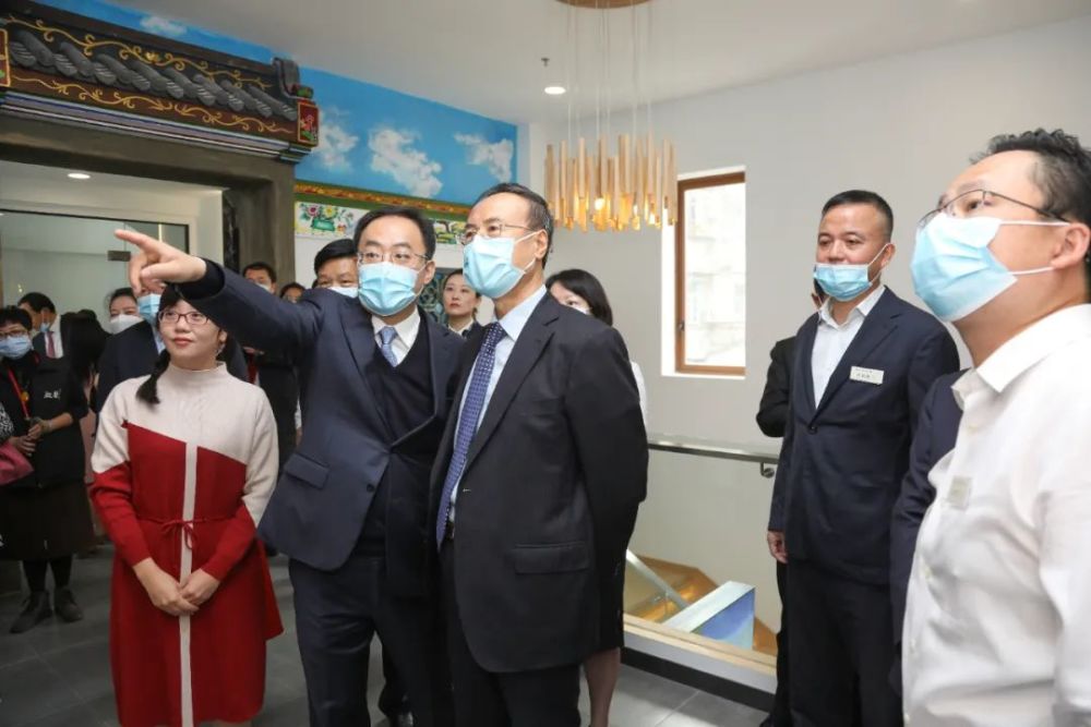 陈瑞鑫先生(中)向万立骏主席赠送《陈伟南画传》潮州市陈伟南文化馆