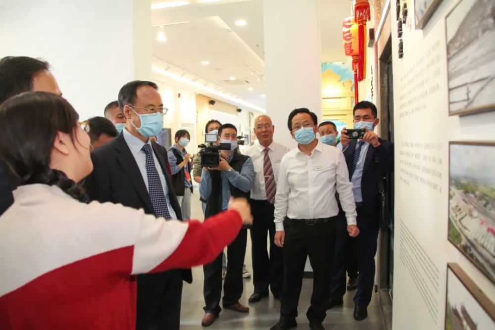 陈瑞鑫先生(中)向万立骏主席赠送《陈伟南画传》 市民凭身份证免费