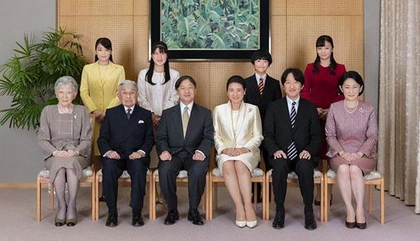 日本雅子皇后和女儿亮相!18岁爱子公主肿眼泡,长相老气太像爸