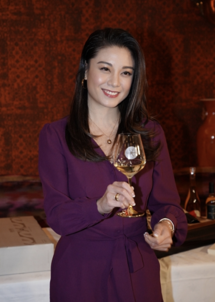 廖碧儿遭富二代否认婚讯,首开腔承认单身,开红酒做直播心情尚好
