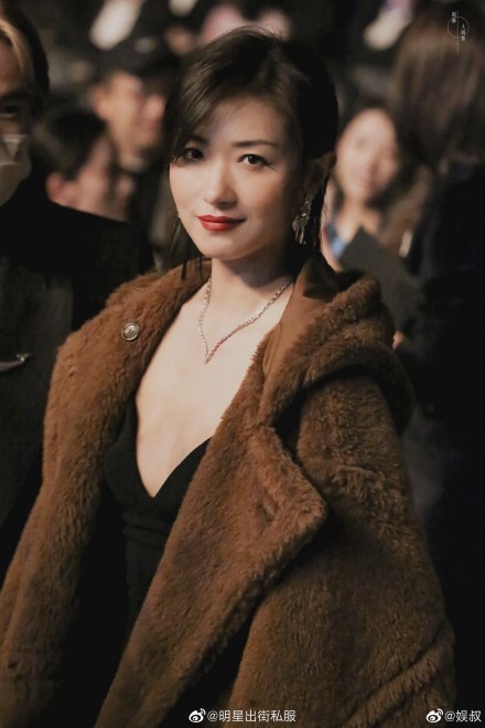 杨幂万茜获#时尚先生盛典#年度最美丽女人!两美女同台