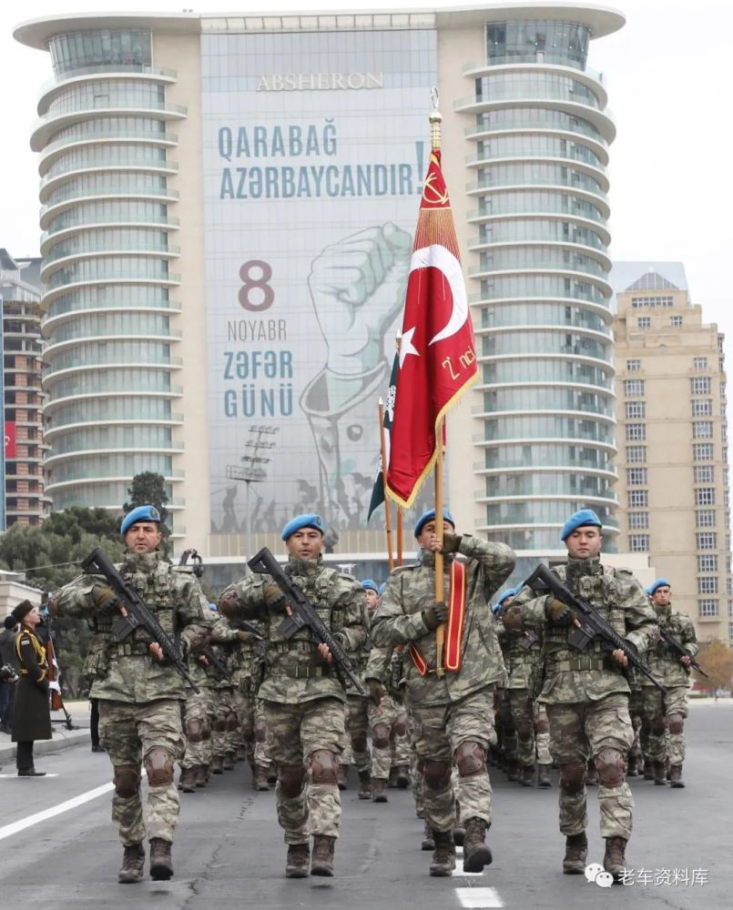 披着维持和平外衣的土耳其军队也参加了阅兵仪式.
