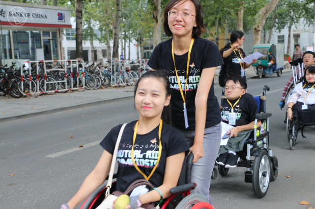 谷雨影像|轮椅女孩北漂5年,不靠父母,独立赚钱到处旅游