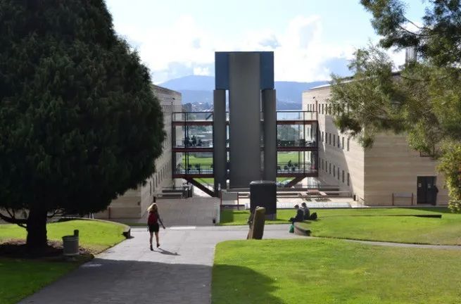 塔斯马尼亚大学是澳大利亚岛国唯一的大学,学生沉浸在无限的自然美景