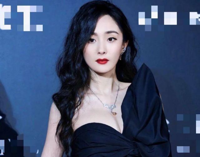 杨幂真成时尚弃儿?时尚盛典连续穿过季礼服,被槽仪态