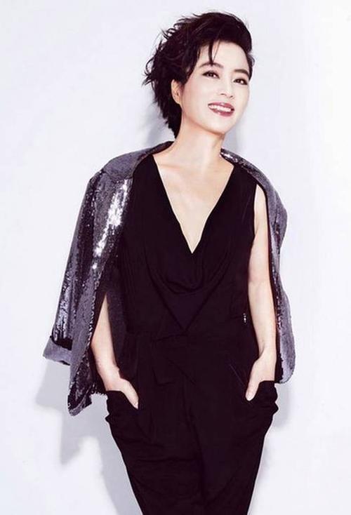 57岁李玲玉近况曝光,穿大衣走秀很自信,混血儿子颜值不输明星