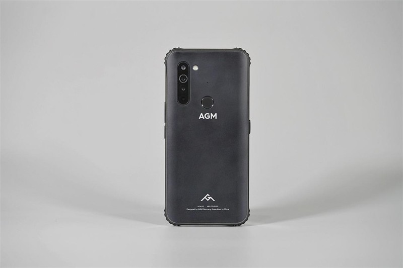 agm x5依然采用悬浮边框的设计,边框会略高出屏幕,从而手机坠地时候