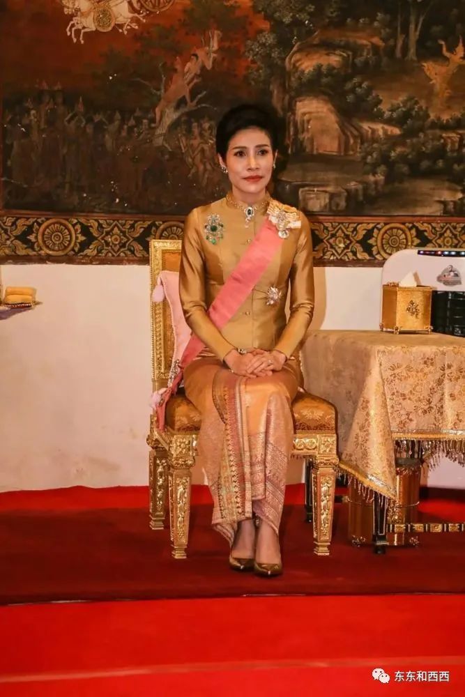 最厉害的是这套祖母绿胸针和耳环,最早由拉玛六世女儿碧差拉公主收藏
