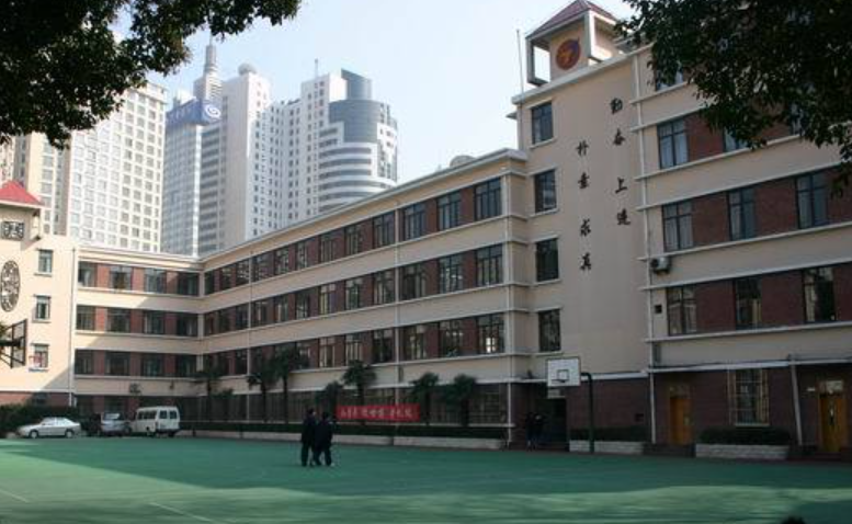回民中学 上海市回民中学位于沪太路1000号,地处普陀区,但却是属于