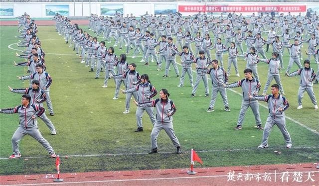 黄陂一中举办体育节,两千余名高中生表演响扇操武术操