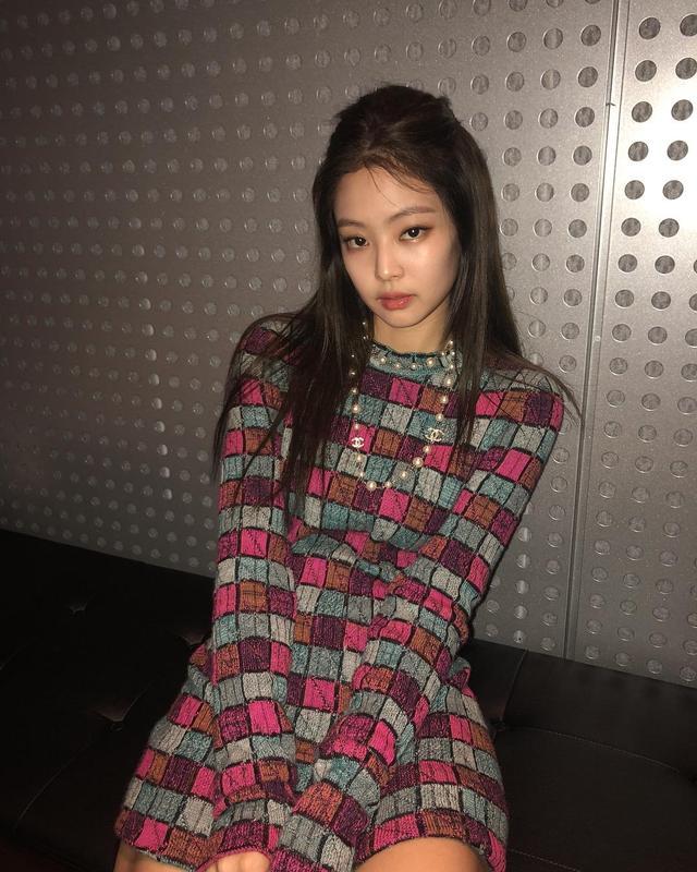 宁艺卓撞脸吴宣仪,网友称她是胖版jennie,谁更好看呢?