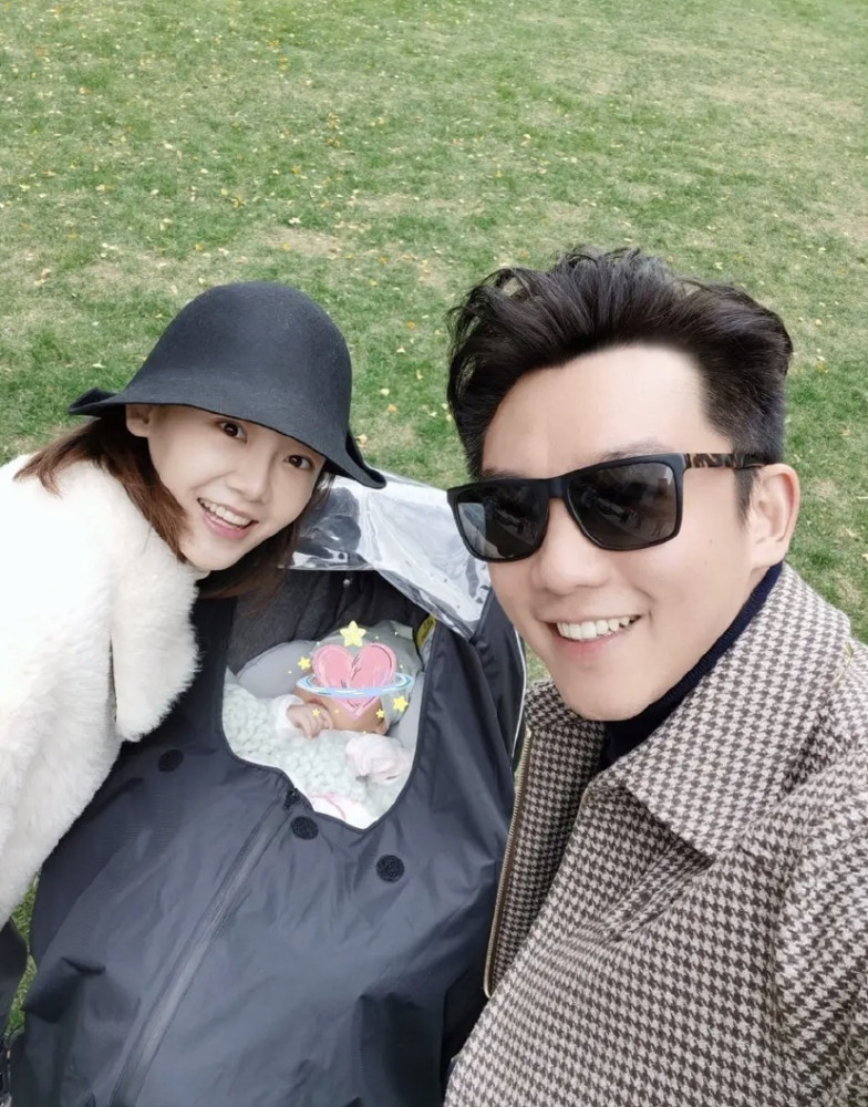 郑恺苗苗带女儿室外放风,三口之家美满幸福.