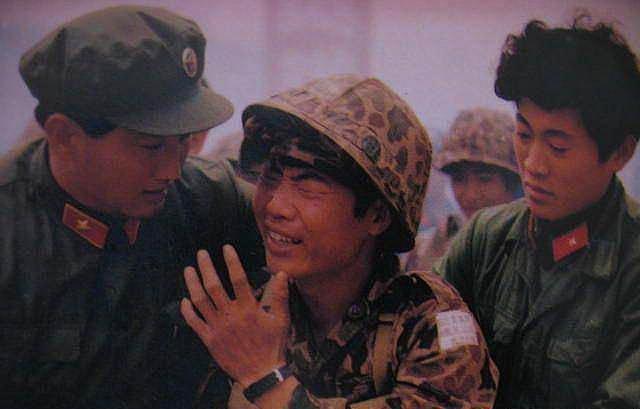 中越战争老照片,战场上不幸目睹战友牺牲,归来时痛哭流涕