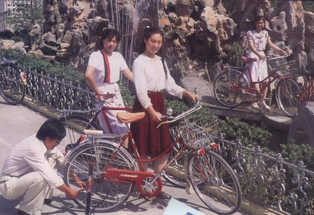 80年代的自行车图片,老式自行车图片大全 80年代的潍坊,潍坊气管厂的一名女工人的自行车没气了,一名男工人在