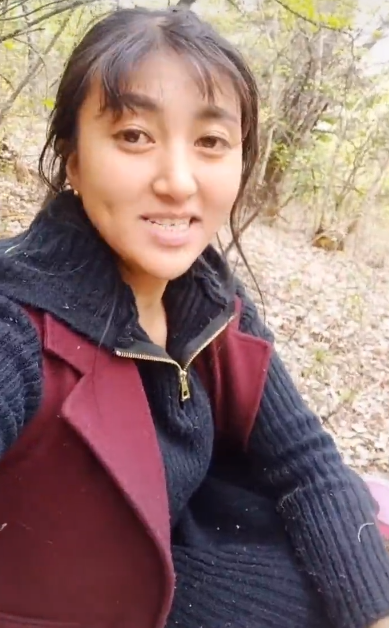 然而拉姆的婚姻生活并不完美,她与前夫唐路育有两个孩子,但是由于唐路