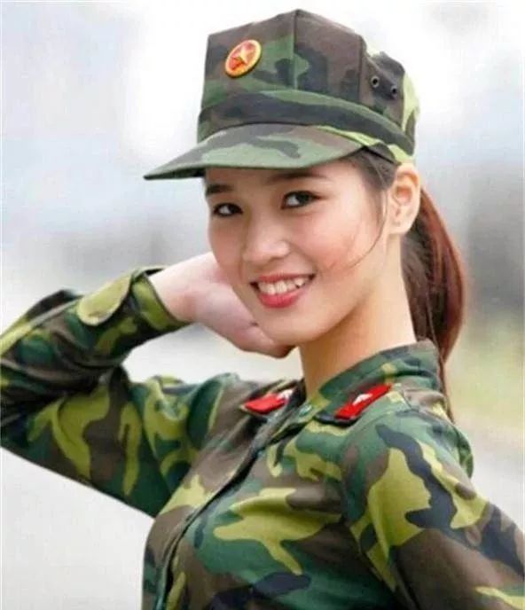 越南女兵今昔对比,这些曾经是对手士兵梦魇的军人,和平年代风姿