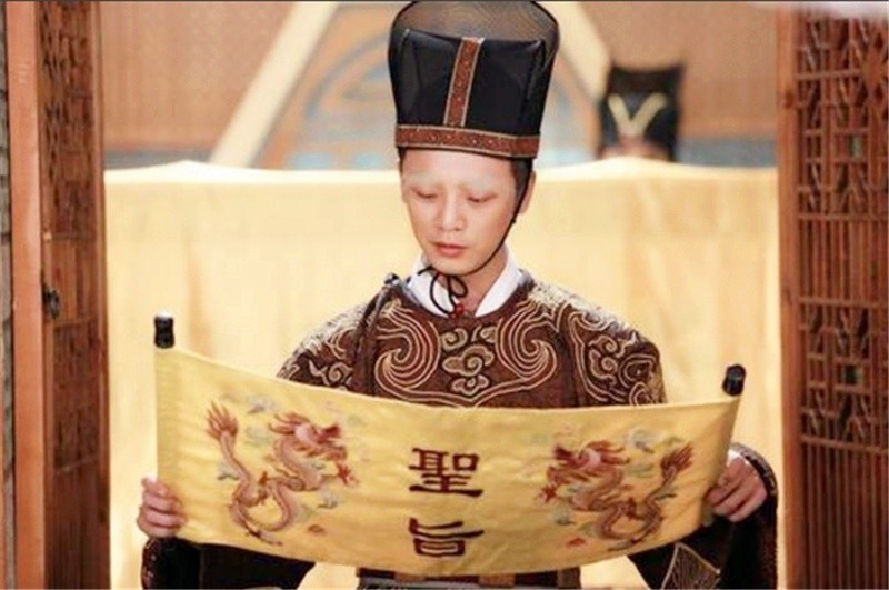 中国古代最善良的太监,念圣旨时故意念错1个字,挽救近