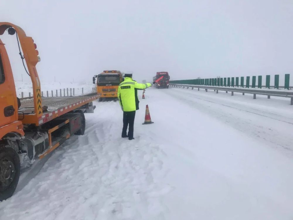 又下雪!又封路!高速交警们都在干嘛?