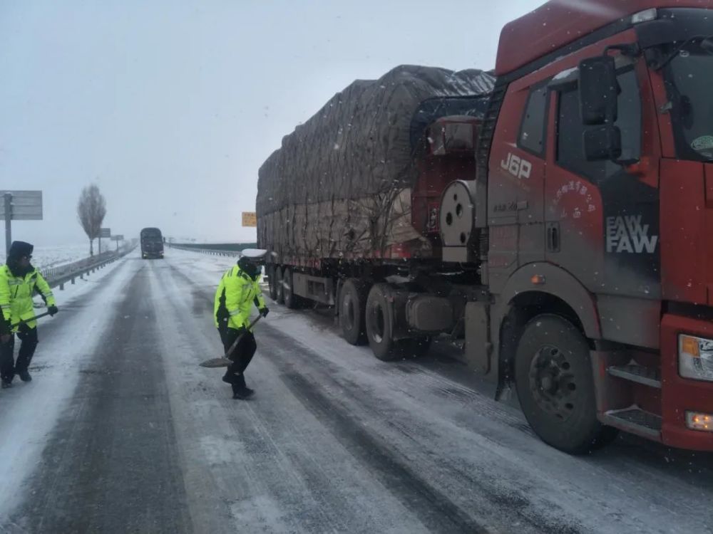 又下雪!又封路!高速交警们都在干嘛?