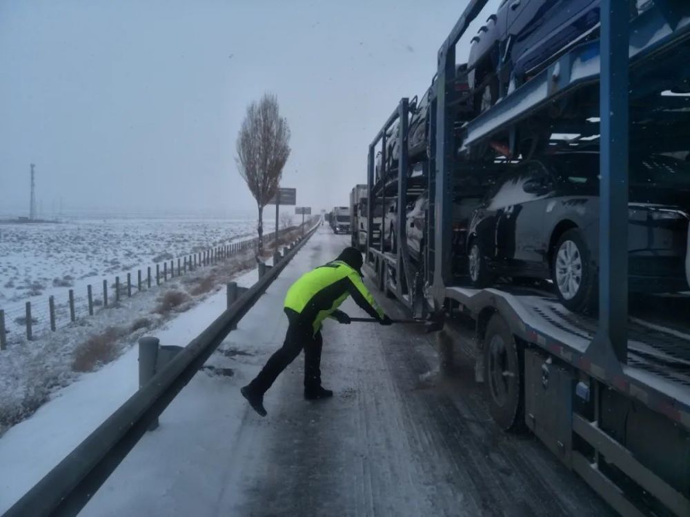 又下雪!又封路!高速交警们都在干嘛?