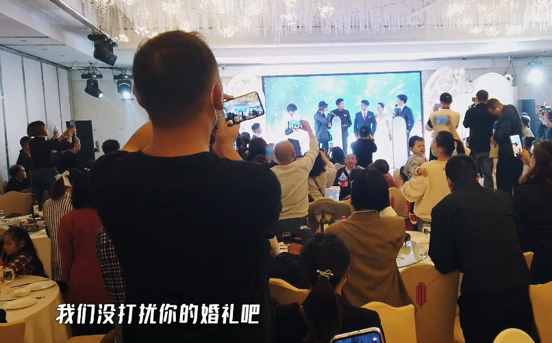 102对新人口罩婚礼_戴口罩的卡通图片(3)