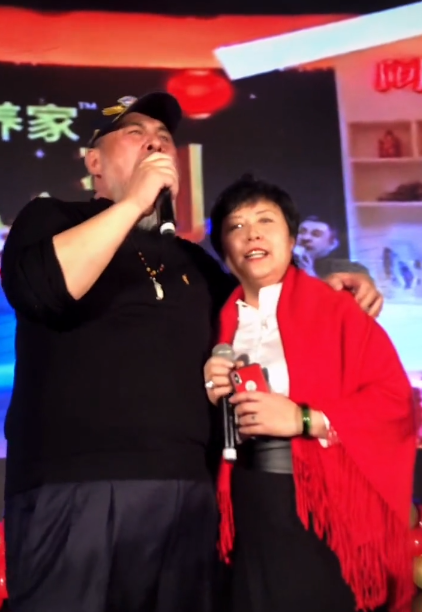 64岁陆树铭与妻高调秀恩爱深情对唱当众吻侧脸曾演活关羽爆红