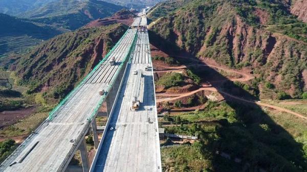 国家高速公路交叉并顺接在建的弥勒至玉溪高速公路,止于楚雄市大坝村