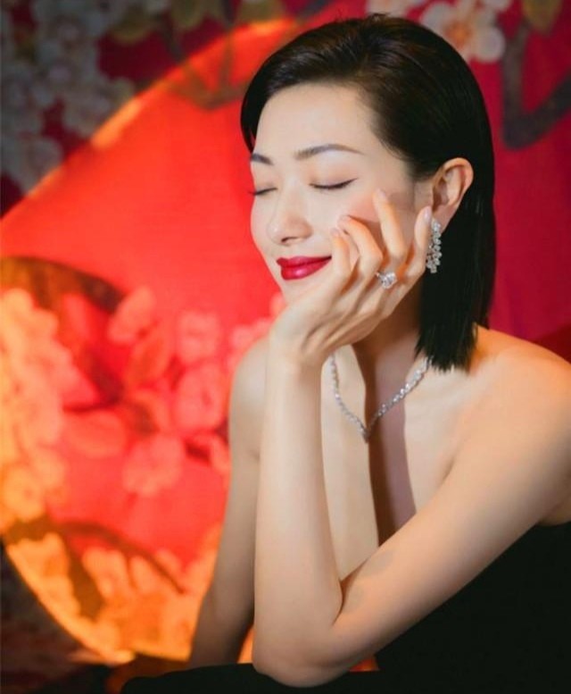 时尚先生盛典:万茜两度遭质疑,深v开叉惊艳全场