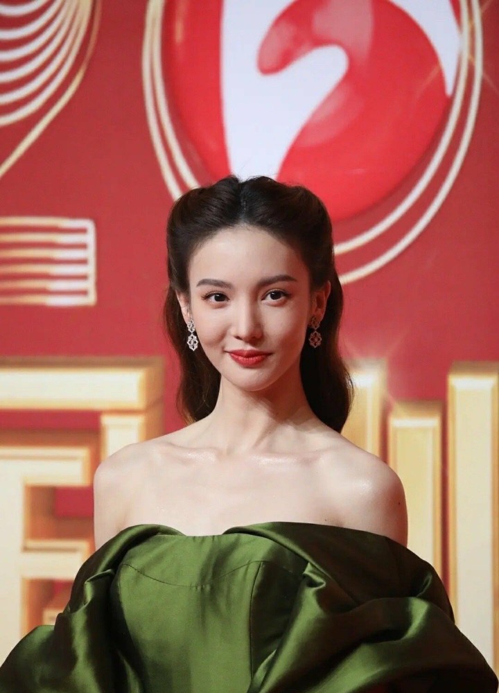 金晨这次一头公主束发,身穿一袭抹胸墨绿色礼服,脸上泛着自信从容的