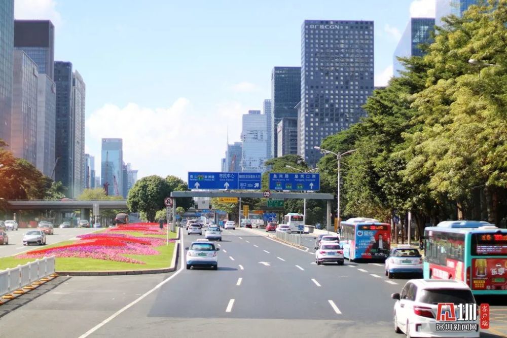 深南路到这里变宽敞了,变成深南大道了.