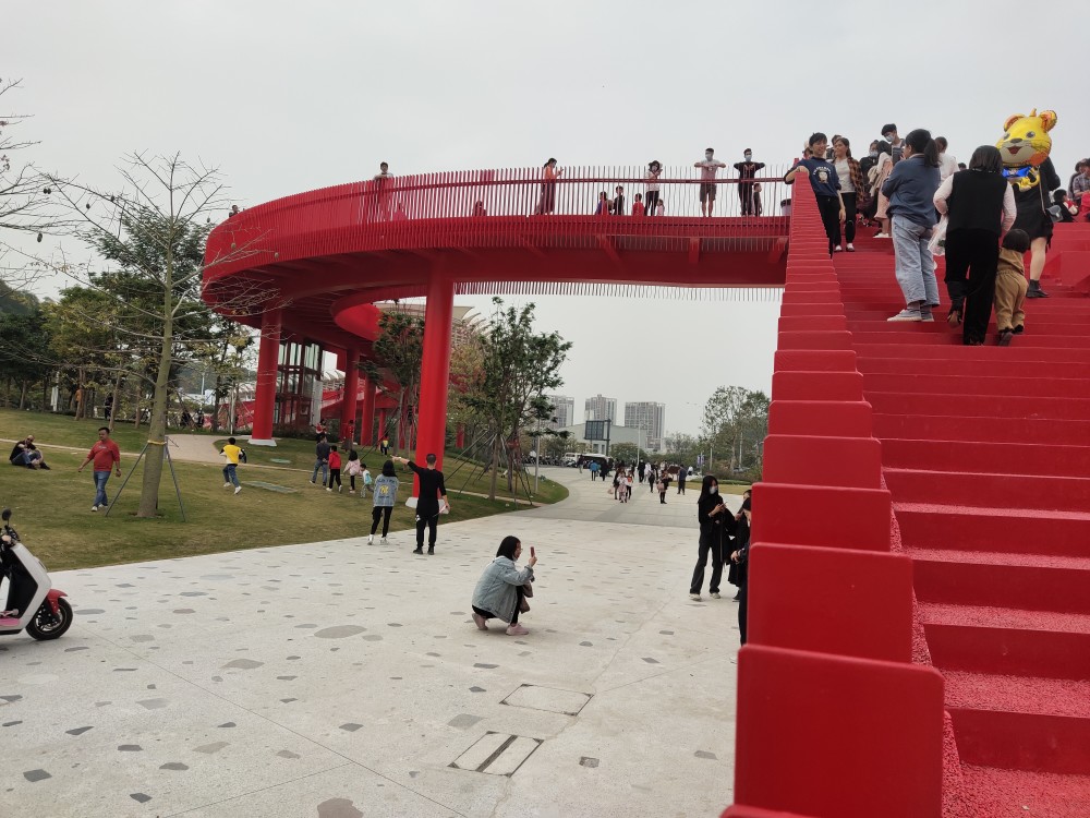 红桥公园位于深圳光明区,西起新城公园,东接马拉松山湖绿道,周末人