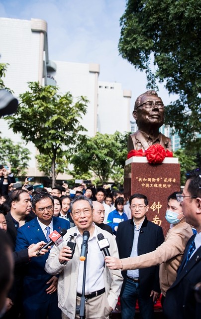 "钟南山表示,疫情防控期间,很多校友到武汉进行支援,这体现了华附人