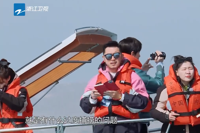 河边三人指着河中的船猜成语_河中竹筏房屋船图片(3)