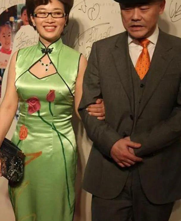 周立波老婆真时髦廓形小西服搭印花卫衣贵妇气质不简单