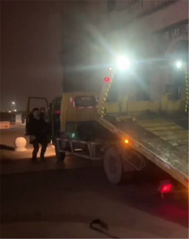 最近,在国内某夜晚就有3台超跑上拖车发往武汉,一台法拉利拉法一台p1