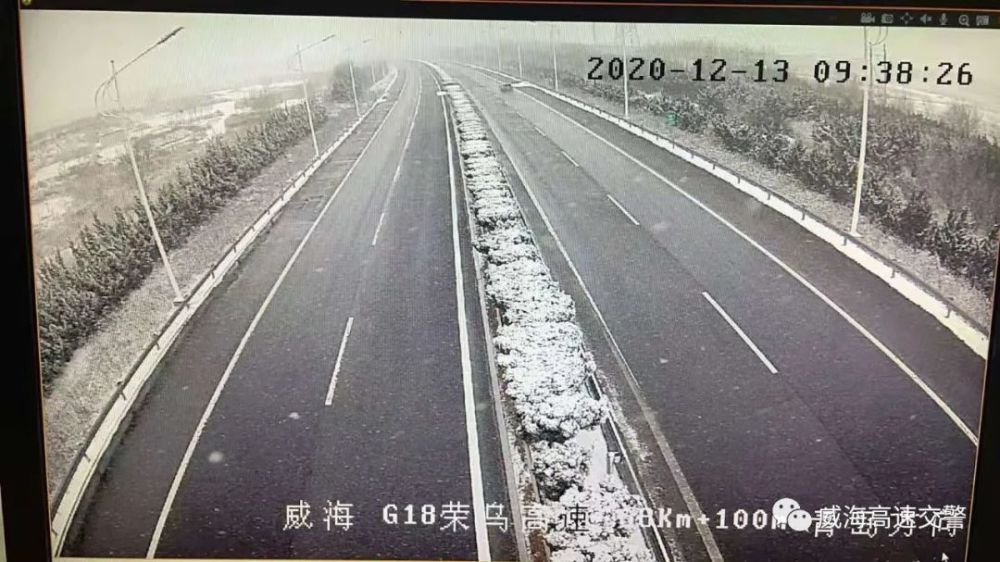 因降雪,路面湿滑,威海辖区内高速公路全线限行危化品运输车辆;s16荣