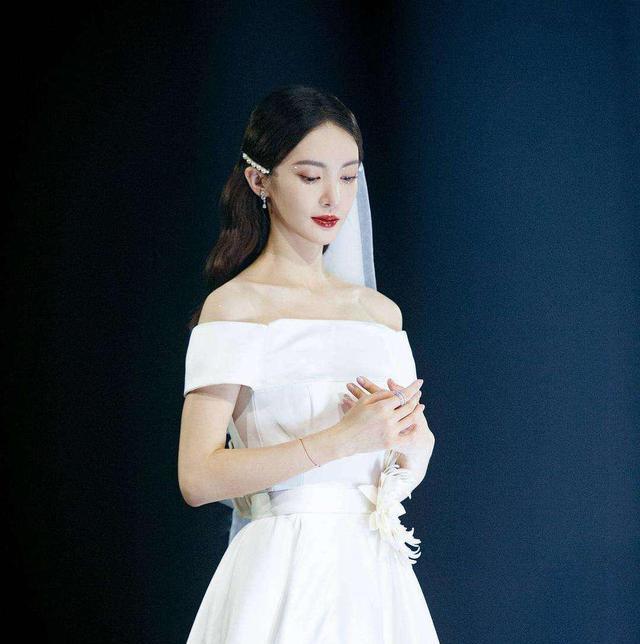 婚纱姐视频_婚纱情侣头像(3)