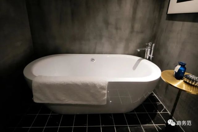 主卫的浴缸也来自toto,平时在家泡个澡,一天的疲惫都能瞬间消散,很能