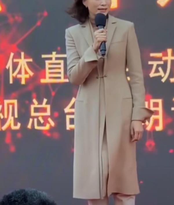 董卿重回"央视一姐"席位!穿大衣罕见霸气,撞衫陈数更略胜一筹