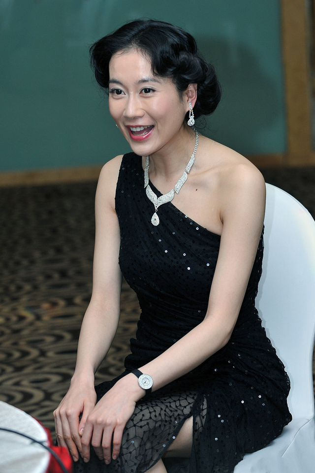 温峥嵘身材真不错,穿黑色连衣裙端庄大气,但脸颊太瘦看着不太美