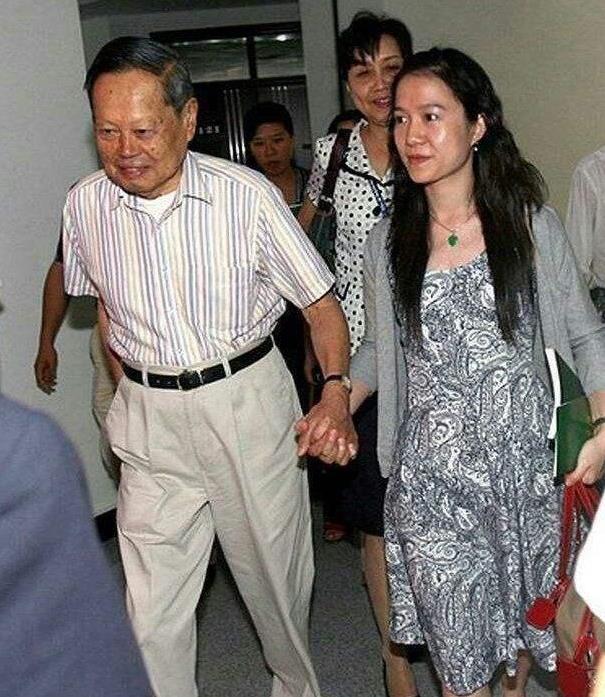 杨振宁带翁帆公开亮相,44岁状态很真实,但穿格子裙显年轻!