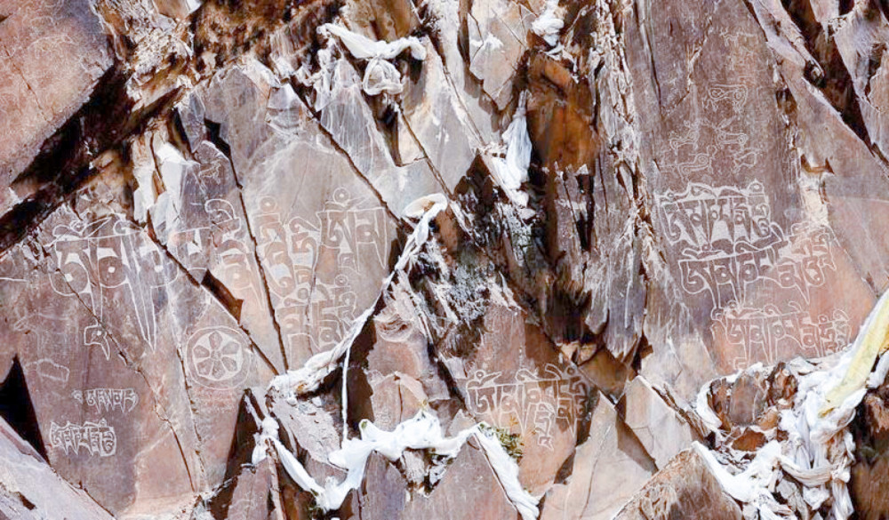 昆仑山发现万年前岩画,画中出现"飞机,真存在上古文明?